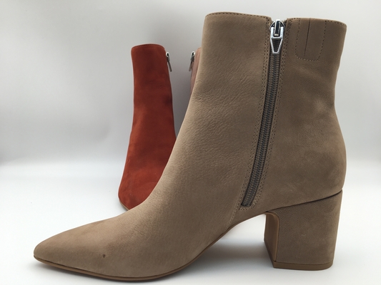 sepatu bot tumit kaki runcing wanita, kulit sapi suede nappa lembut dengan ritsleting YKK, tumit kayu solid dengan sol karet