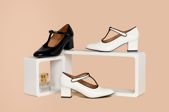 Sepatu Pump Wanita Kulit Hitam Putih Ujung Poited Toe Tertutup Dengan Hak Abs 2cm