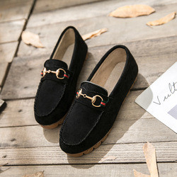 Sepatu Kasual Wanita yang Hangat dengan Bawahan Lembut Ditambah Sepatu Flat Beludru Gaya Baru